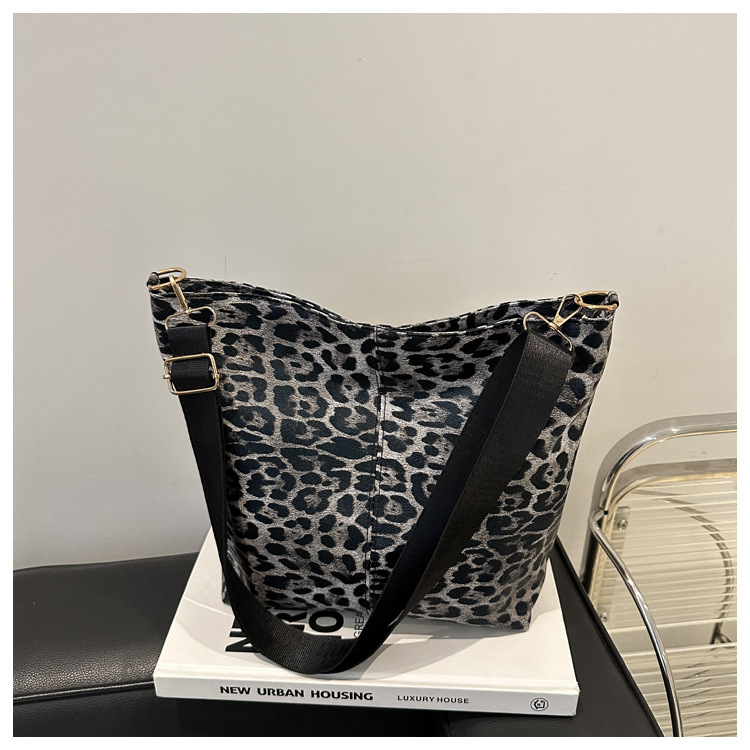 Bolso bandolera de todo fósforo moda femenina estampado de leopardo japonés nuevo bolso de hombro de ins retro estilo perezoso bolso de alta capacidad