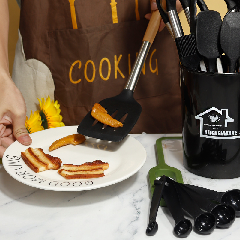 Cuchara de sopa de espátula de silicona transfronteriza Juego de 33 piezas de sartén antiadherente de grado alimenticio Pala de silicona Juego de utensilios de cocina de silicona para el hogar al por mayor