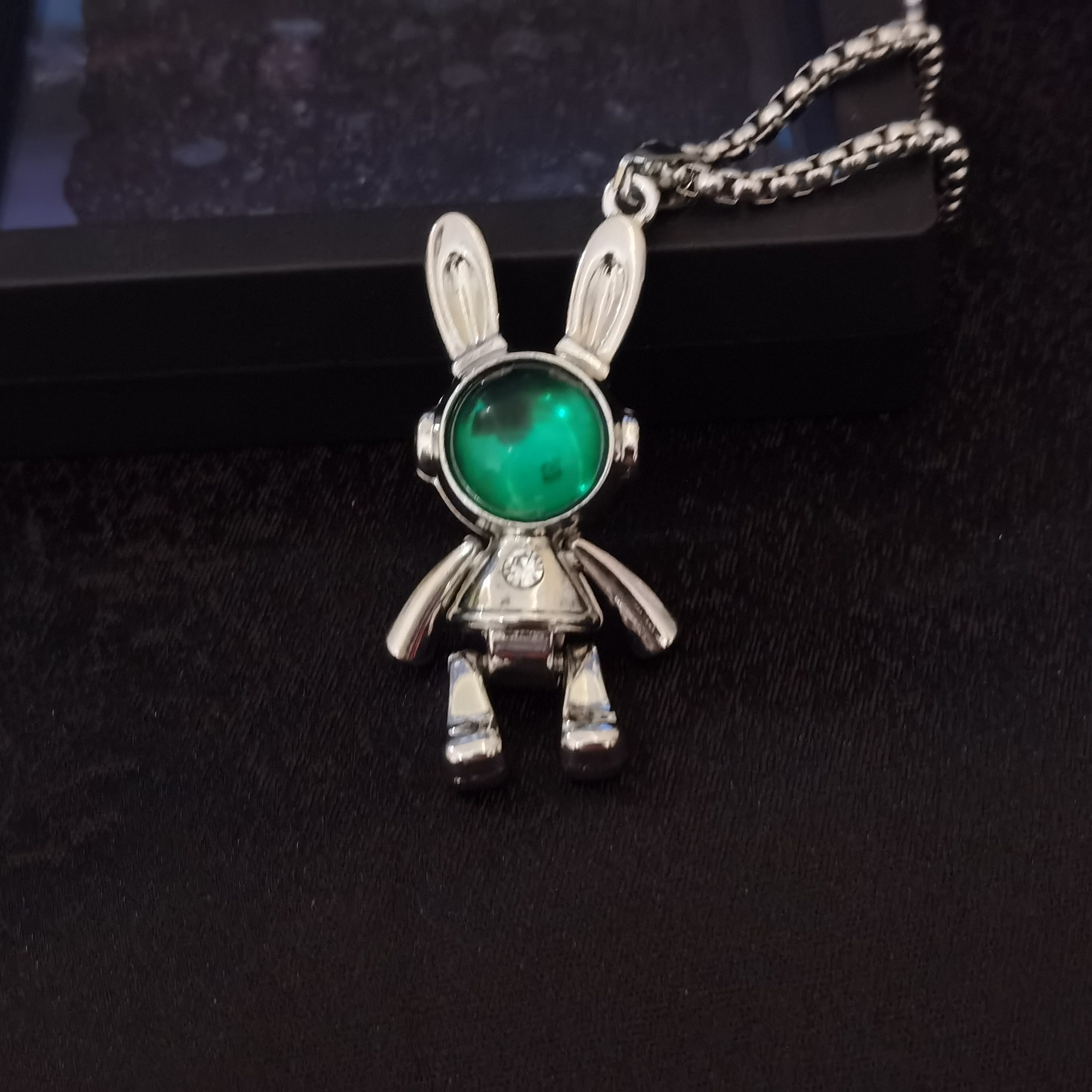138#Conejo espacial verde y colorido.