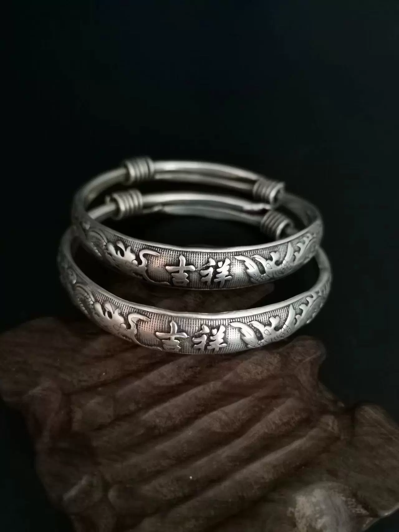 Retro ethnic silver bracelet, vintage Miao/Tibetan style, handcrafted motifs, 40 g