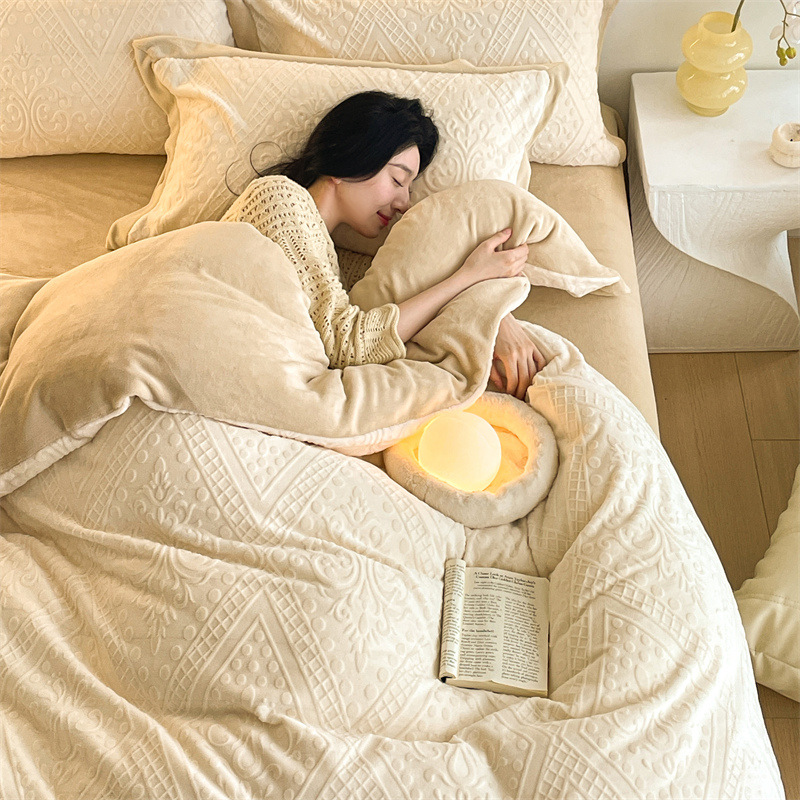 Cama de terciopelo de leche tallada de alta gama de lujo ligero de cuatro piezas de terciopelo de coral de invierno de doble cara más funda de edredón de sábana de terciopelo de tres piezas