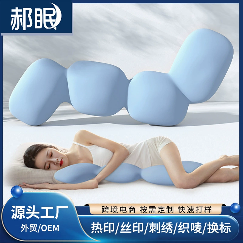 Длинная подушка для сна на кровати