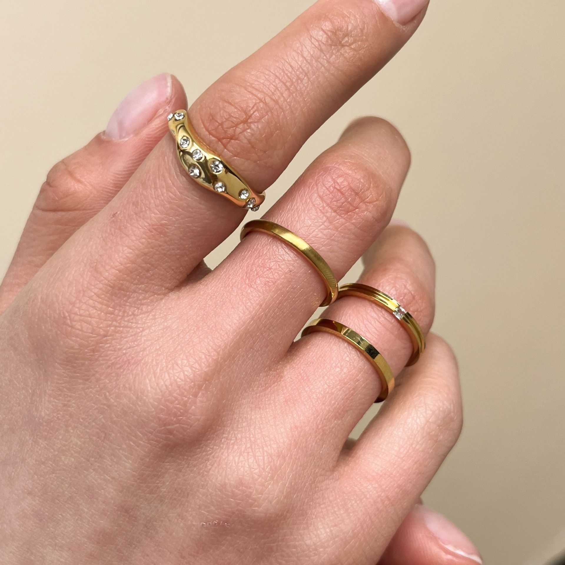 Anillo de acero inoxidable de oro de 18 quilates, diseño de nicho femenino, joyería de moda para mujeres, anillo de acero de titanio universal