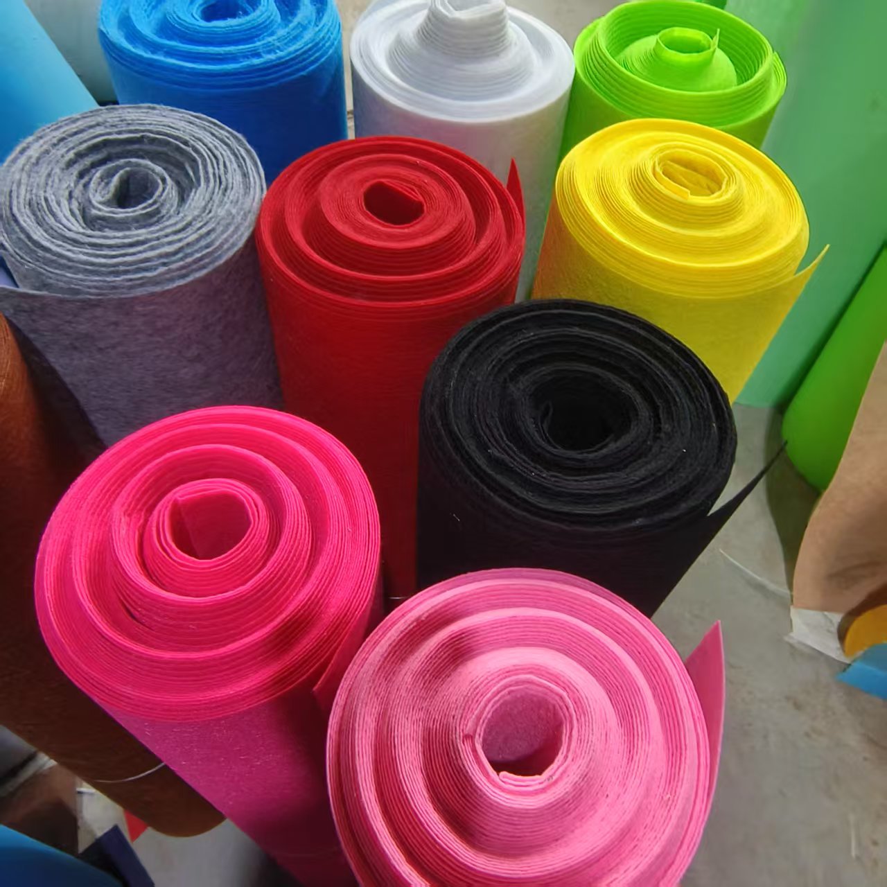 彩色毛毡厂家跨境供应 跨境背胶涤纶针刺毛毡 工业化纤不织布无纺