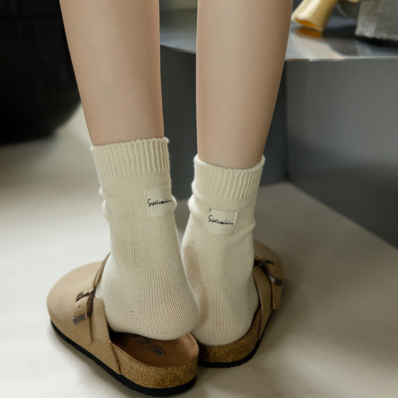 Otoño e invierno Nuevos calcetines de algodón absorbentes de sudor calcetines de pila serie de crema para mujer estilo ins Corea del Sur etiqueta de tela calcetines de media pantorrilla moda