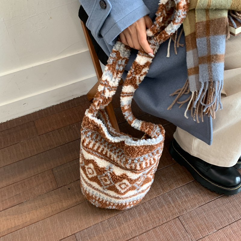 Otoño y invierno lindos bolsos de cordero para mujeres 2025 nueva moda flor bolsos de balde de gran capacidad bolsos de peluche