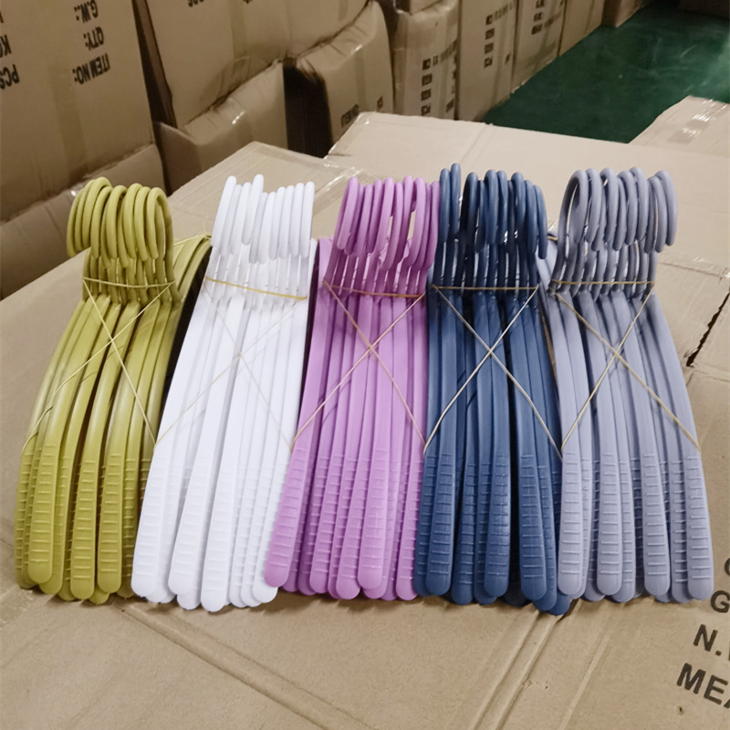 미끄럼 방지 플라스틱 옷 걸이 반원형 옷 걸이 넓은 어깨 옷 걸이 원활한 옷 걸이 옷 건조 랙 성인 옷 걸이 가정용 옷 걸이