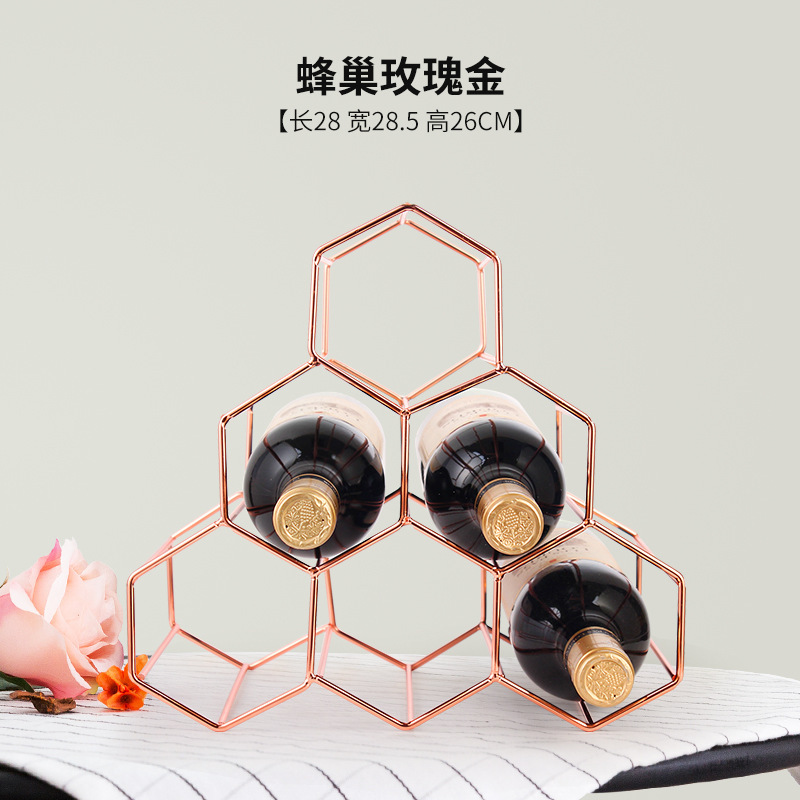 軽くて豪華な風の金色の酒の箱はワインの棚を飾ってワインの棚のワインの杯の棚を並べます。|undefined