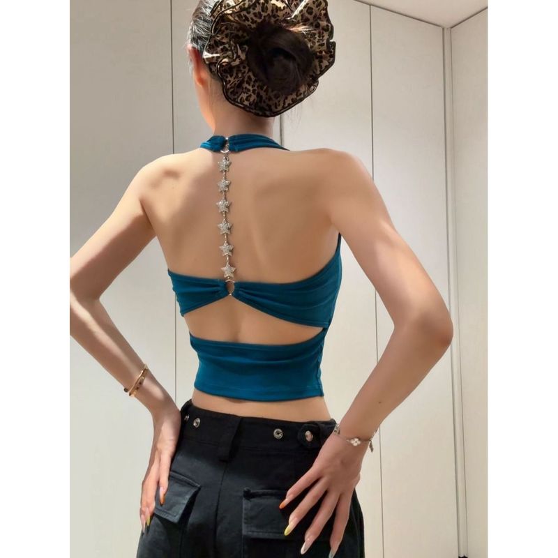 タイの美しいホットガールはピーコックブルーのバックレス2025ノースリーブキャミソール女性用ホルターネックトップを着用しています|undefined
