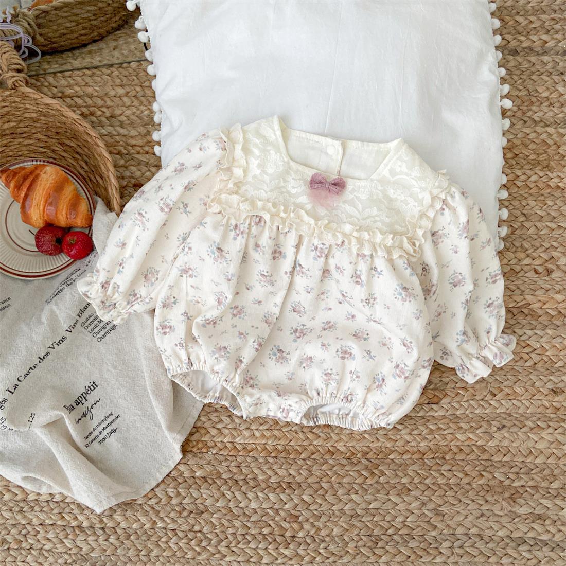 2025 ropa de primavera para niños, moda occidental, flores pequeñas, primavera, nuevo estilo, mamelucos de bebé con lazo, ropa exterior, ropa de pedo