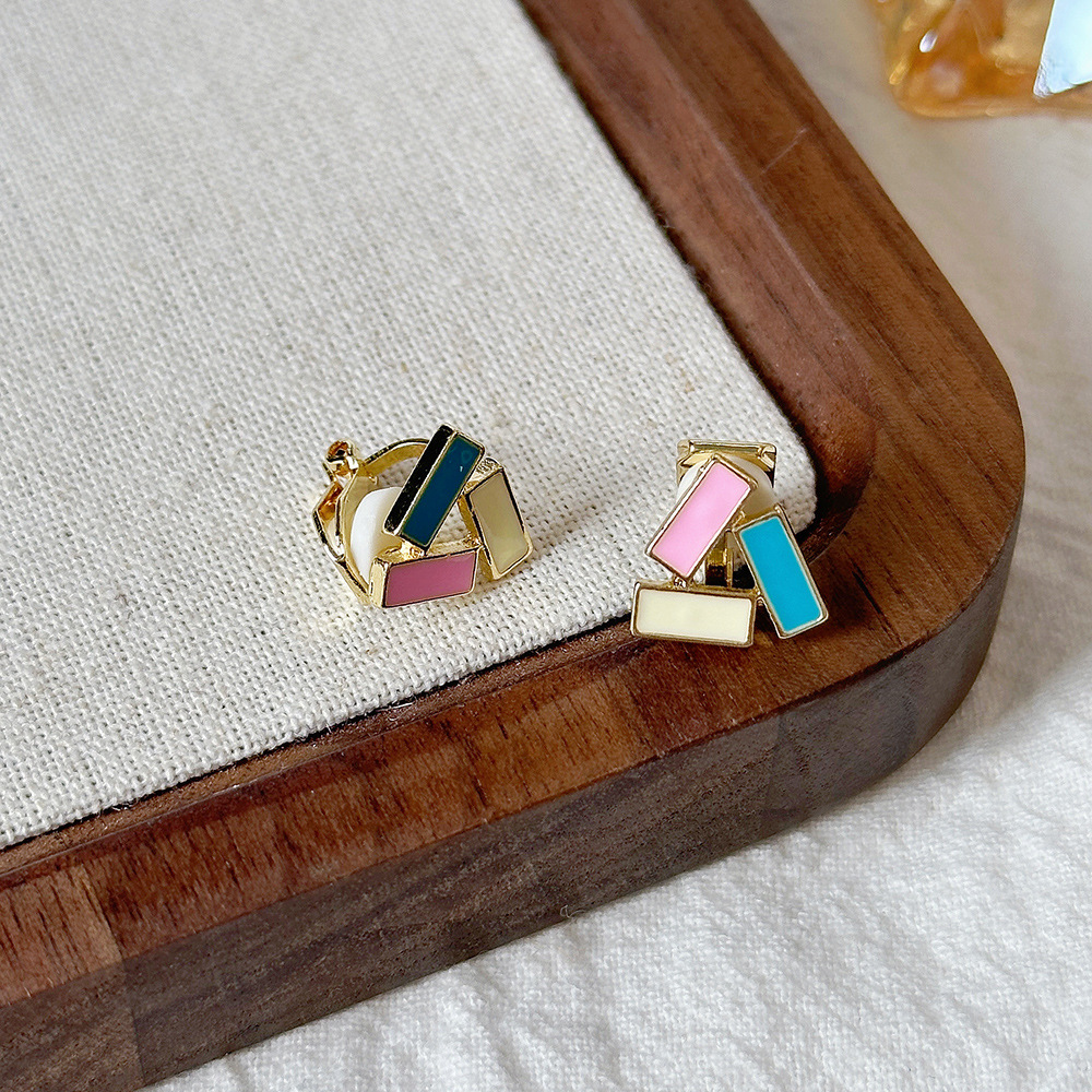 Versión coreana del clip para la oreja sin orejas de la celebridad de Internet clip para la oreja triangular con incrustaciones de diamantes de alta calidad Pendientes de Yiwu de temperamento simple femenino al por mayor