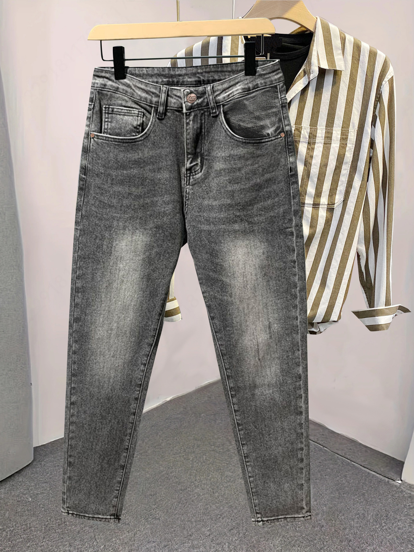Jean gris slim droit pour homme | Coupe classique avec étiquette en cuir signature | Denim stretch confortable pour tous les jours_voghion.com