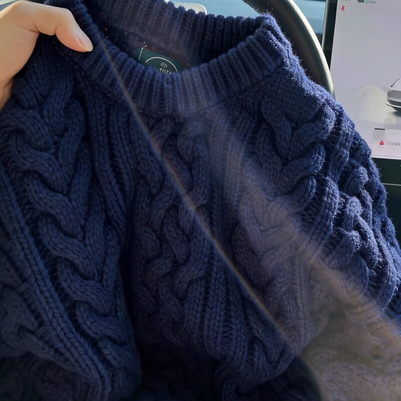 Thickened! Navy blue chunky knit sweater with a round neckline, loose-fitting Korean-style knit top for women, perfect for a relaxed winter look Thickened! Navy blue chunky knit sweater with a round neckline, loose-fitting Korean-style knit top for women, perfect for a relaxed winter look