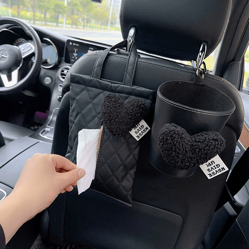 Автомобильный мусорный бак с передними и задними сиденьями в автомобиле
