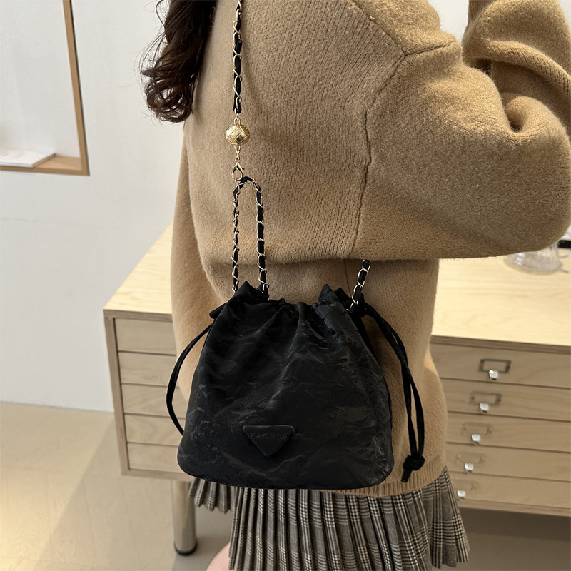 2024 bolsos populares retro bolsos de mujer nueva cadena casual bolsos de mochila de moda cuero suave bolsos de cubo de mujer gran capacidad