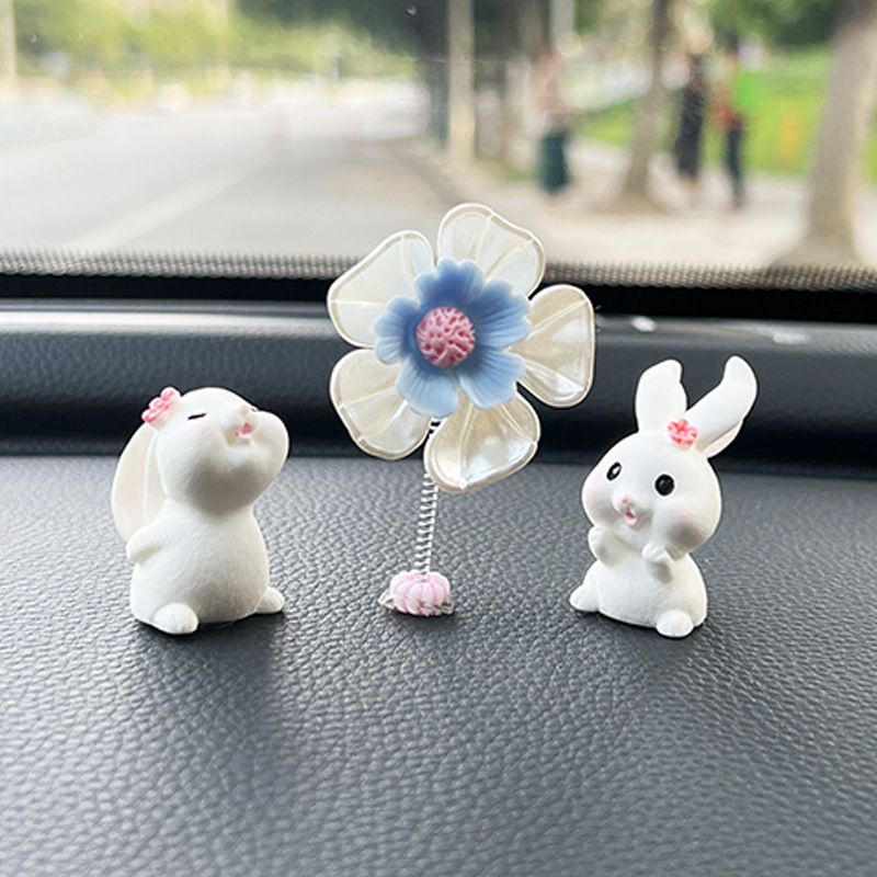 Coche sacudiendo la cabeza, pequeños pétalos, adornos, tablero, interior del coche, lindo conejito, accesorios para el coche, rojo