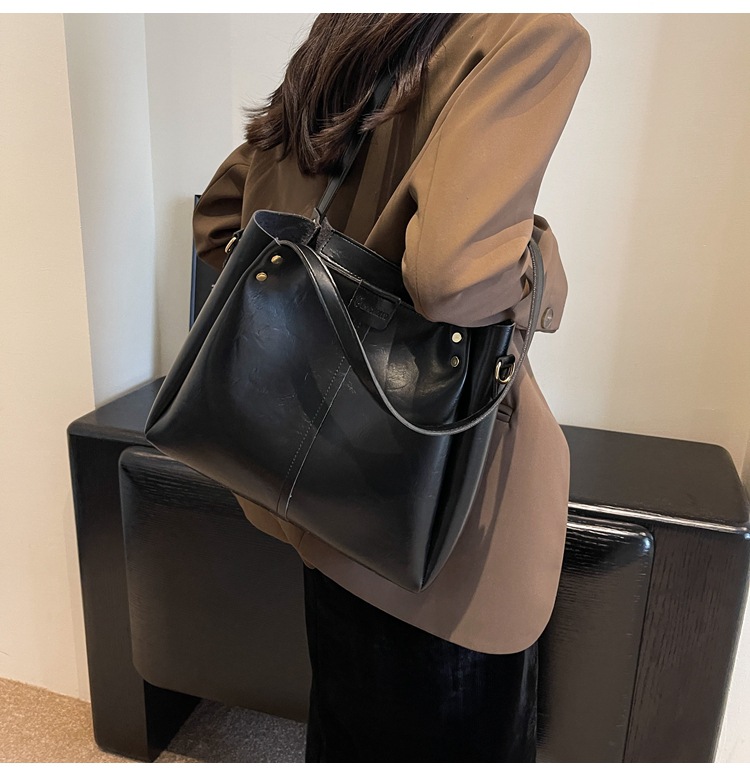 European and American retro large-capacity commuter tote bag 2024 new portable shoulder bag, textured wide shoulder strap messenger bag_voghion.com