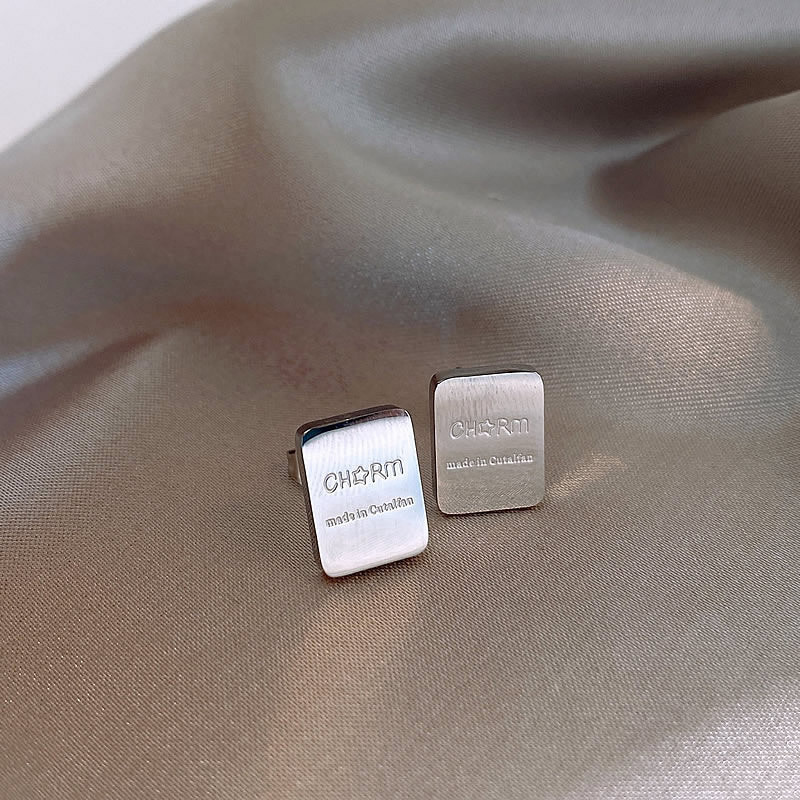 Pendientes de perlas de tendencia de moda de aguja de plata Pendientes pequeños y exquisitos de todo fósforo Pendientes de alta gama de lujo ligero al por mayor mujeres