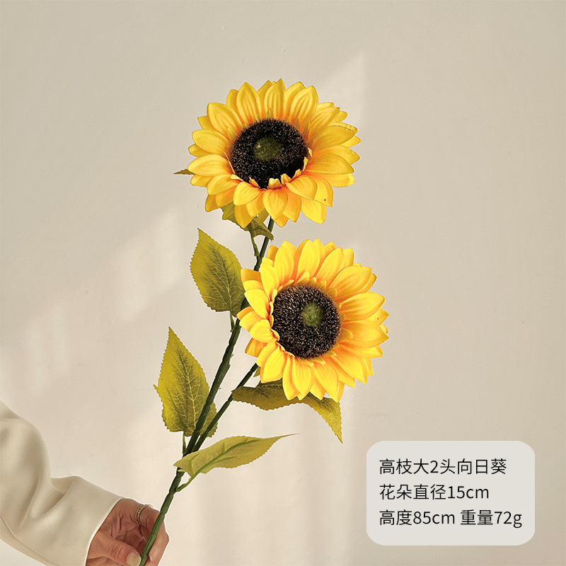 Ramas altas y dos girasoles grandes