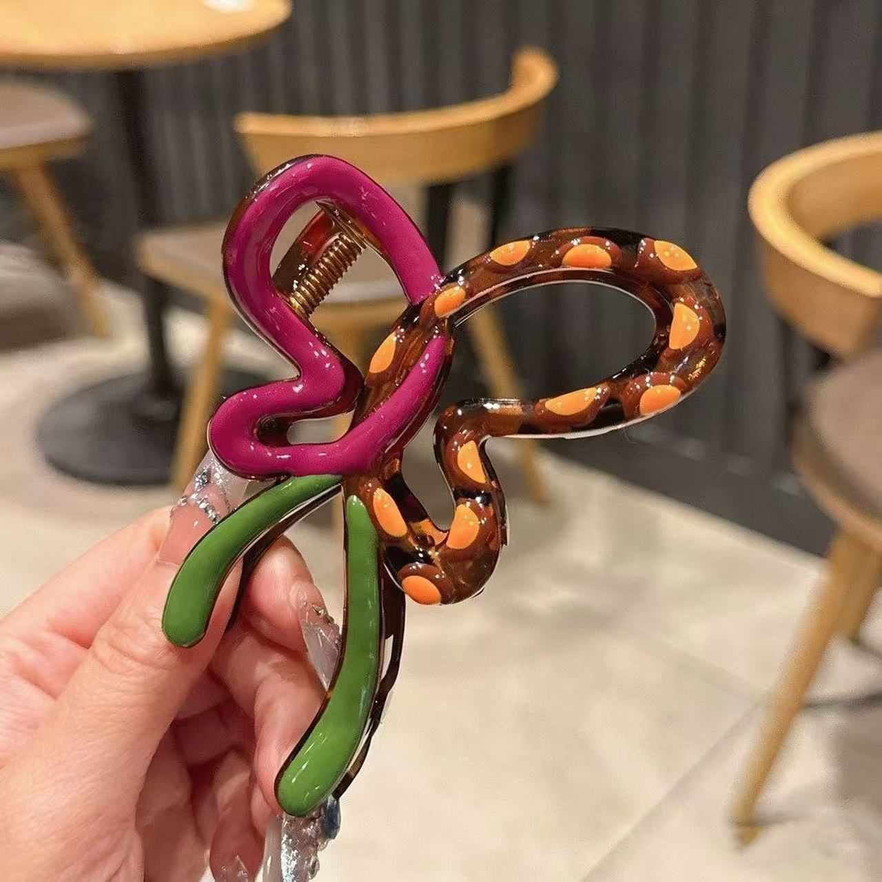 Rose green contrasting butterfly gripper