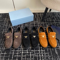 三角标24ss秋冬季新款金属徽标饰进口绒面麂皮革一脚蹬乐福鞋单鞋