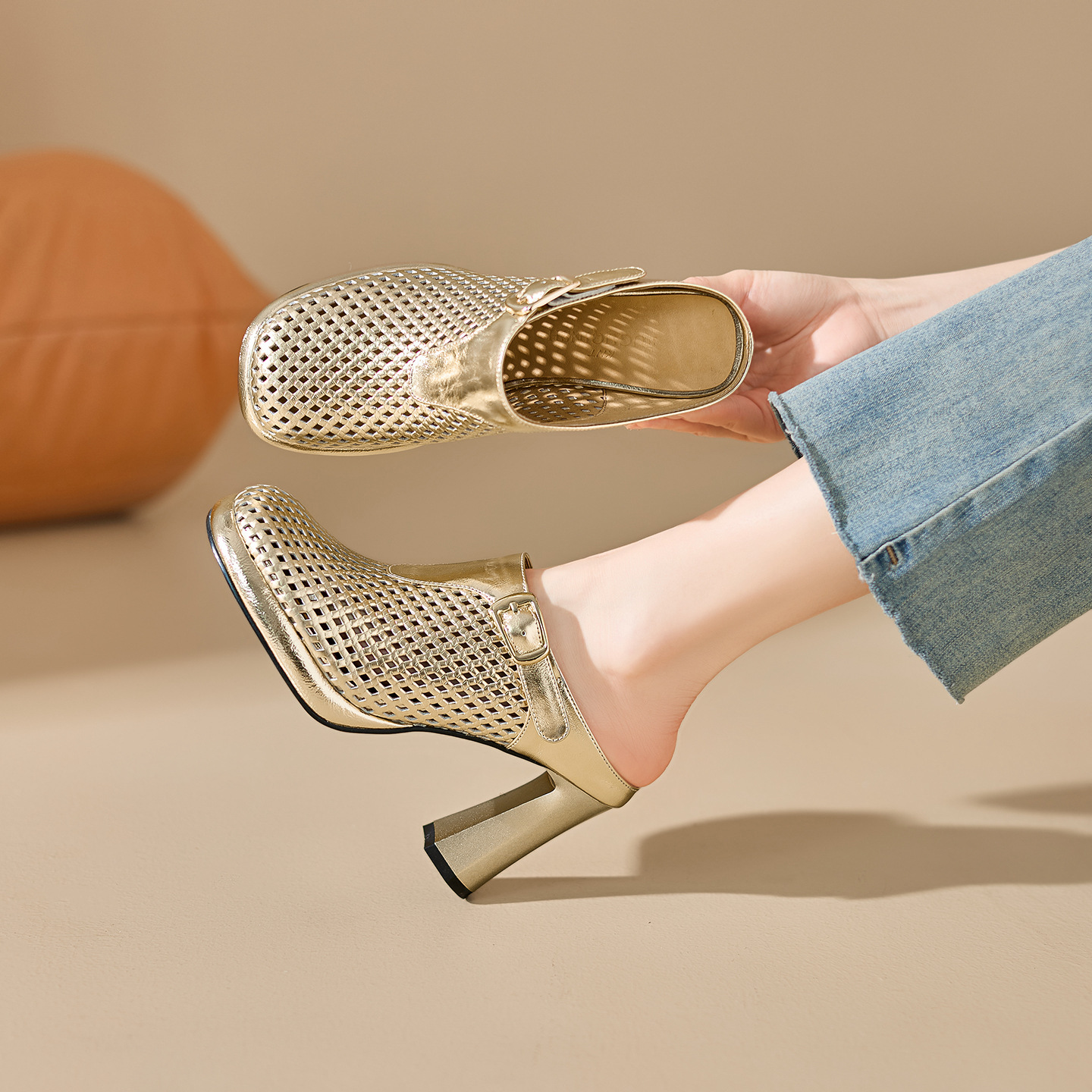 Sandal cao gót nữ mũi tròn đục lỗ, đế dày 8,5 cm, phong cách Âu Mỹ — màu vàng