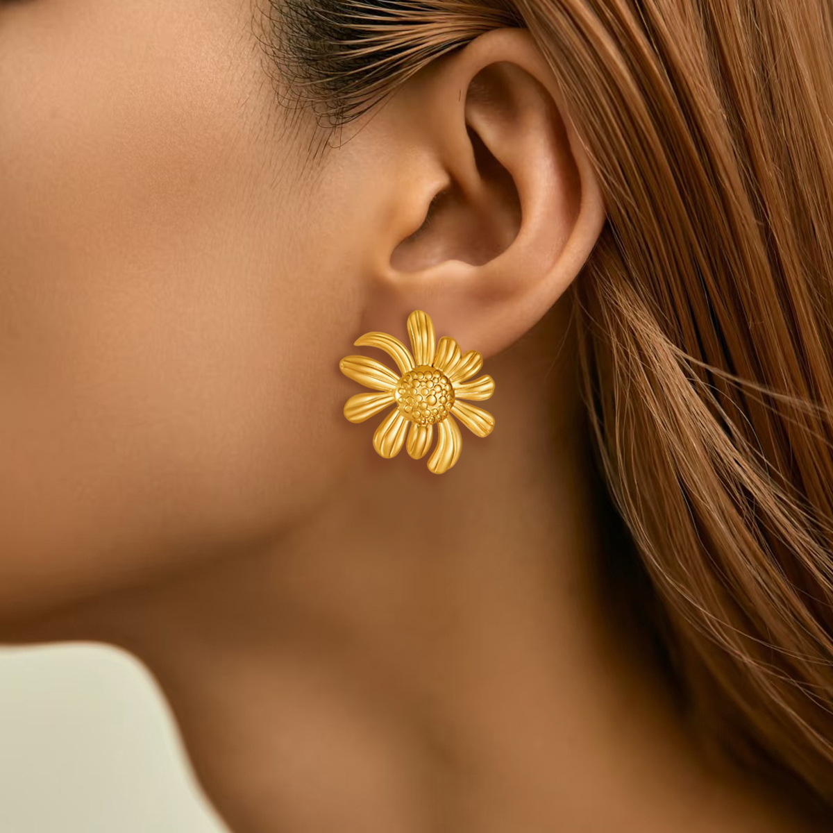 Europa y Estados Unidos sentido de la moda transfronteriza sentido de diseño universal nicho viejo dinero marca de moda de acero inoxidable dorado margarita flores pernos image 1