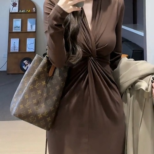 French-style knotted V-neck long-sleeved dress—youthful, early-autumn, high-end, sexy, slimming, figure-flattering, hip-hugging maxi dress.