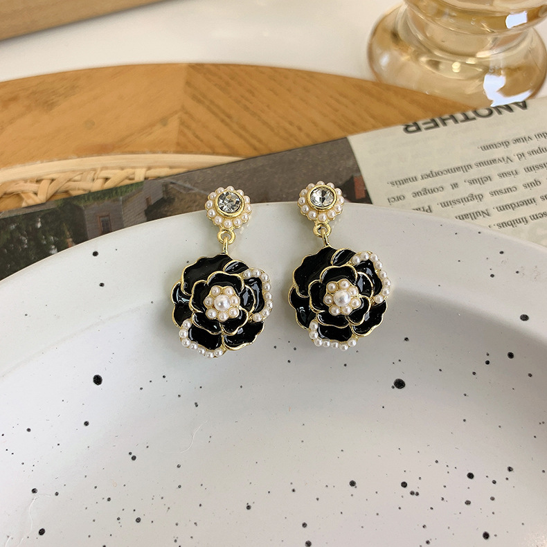 Fashion Vintage Camellia Pearl Contrast Color Earrings Wholesale Nihaojewelry display picture 9