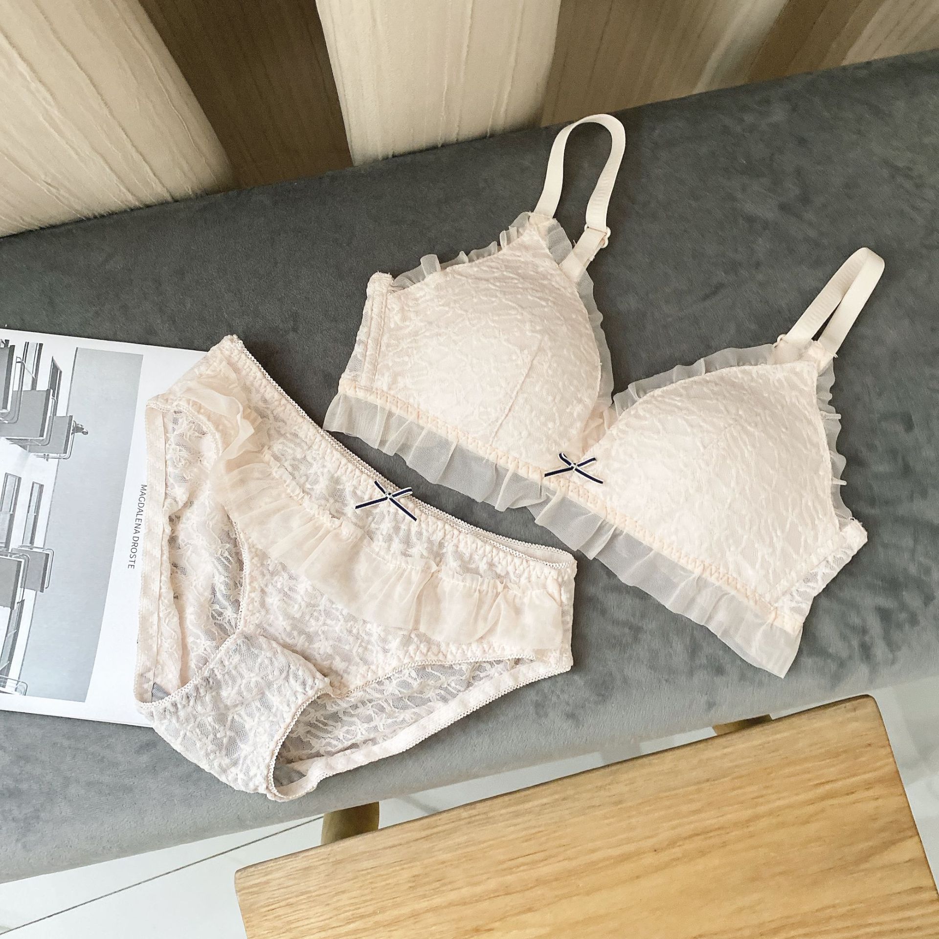 Ropa interior de encaje fino para niñas reunida sin anillo de acero, copa fija, recolección lateral de leche auxiliar, sujetador de soporte superior anti-caída