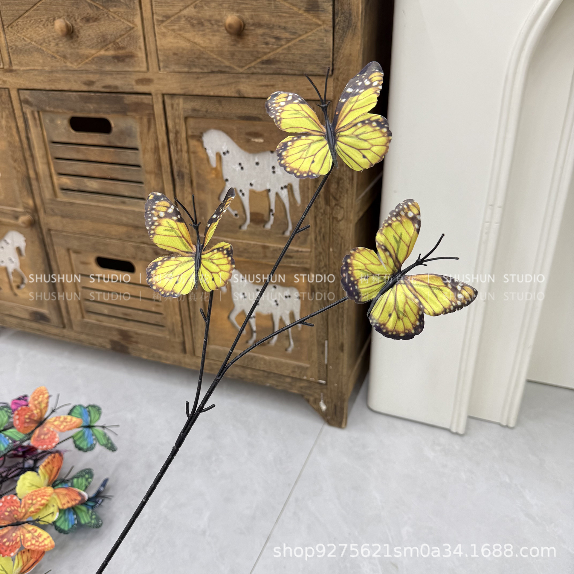 머리가 세 개인 나비-노란색