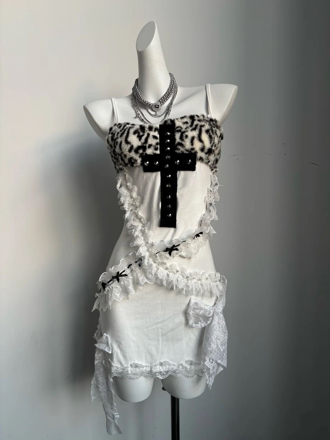 アメリカのギャルの日没の十字の砂の女性の豹の紋様の十字のレースの手作りのレースは腰を収めて尻のガーターのワンピースを包みます。