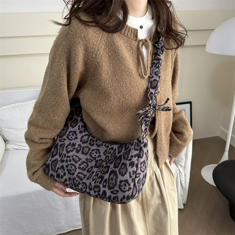 Otoño e invierno súper caliente nicho bolso con estampado de leopardo femenino 2024 nuevo bolso de mensajero plisado retro bolso de axila de hombro de moda
