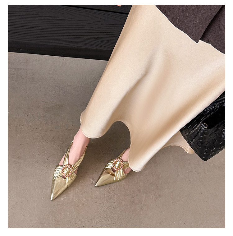 Sandal nữ mũi nhọn đính đá, quai sau có khóa, gót không đều, da thật — vàng, bạc chi tiết 12