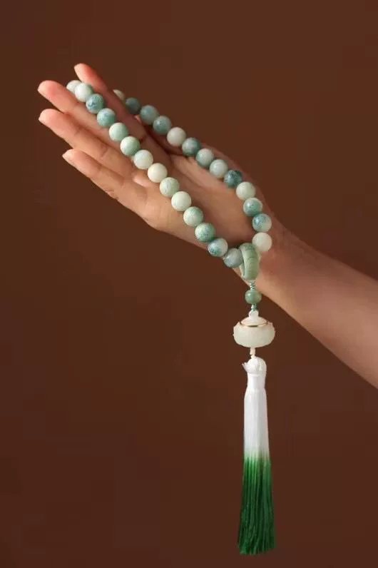 Handheld carved Bodhi rosary with tassels walnut, gradient
