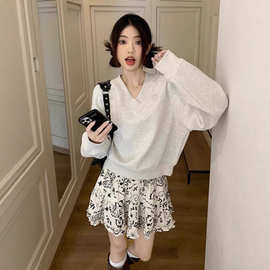 慵懒风复古灰色v领卫衣女秋冬叠穿宽松短款设计感小个子内搭上衣