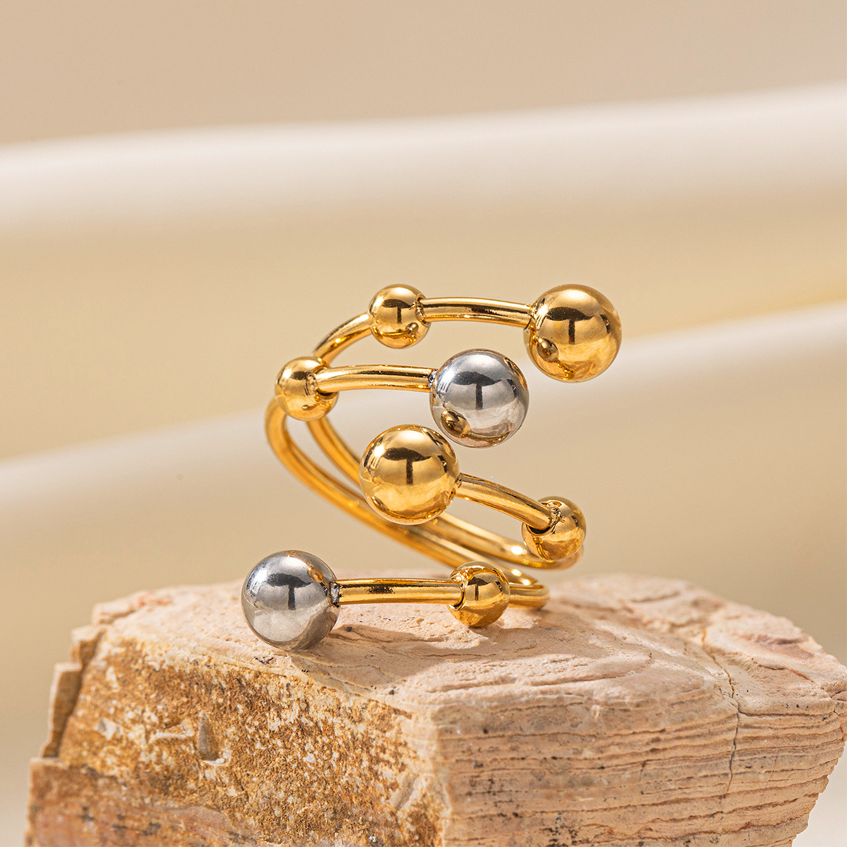 Anillo de acero inoxidable europeo y americano de Tena, sentido de nicho de alta gama, anillo abierto de dos colores de oro y plata simple, joyería de mano transfronteriza para mujer