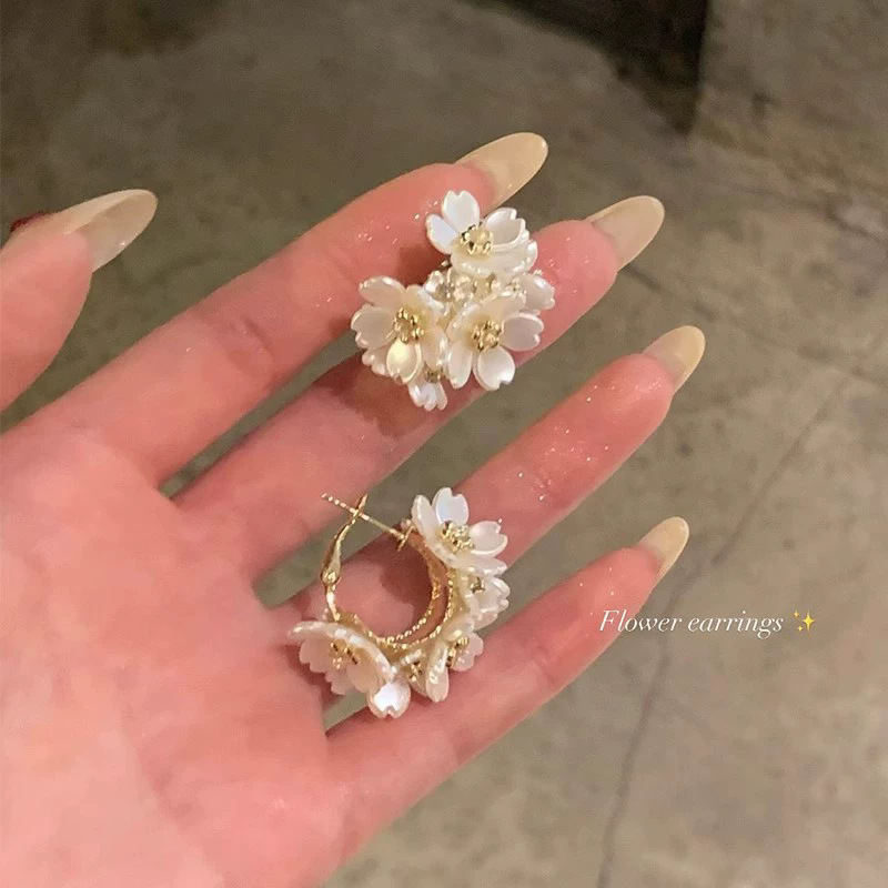 2026 viento falso sensación de atmósfera super inmortal pendientes de flores de malla temperamento suave de chiffon para mujeres pendientes