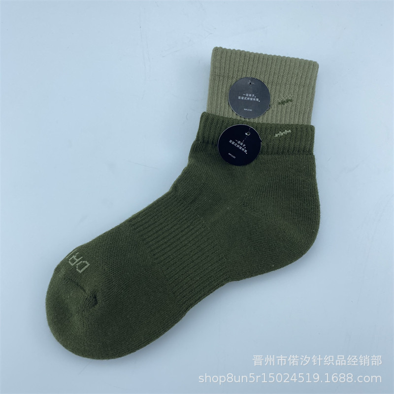 2023新品の偽の2つのつなぎ合わせのスポーツの靴下の中で筒の高い筒の男女の同項のマカロンカラーの厚いタオルの底