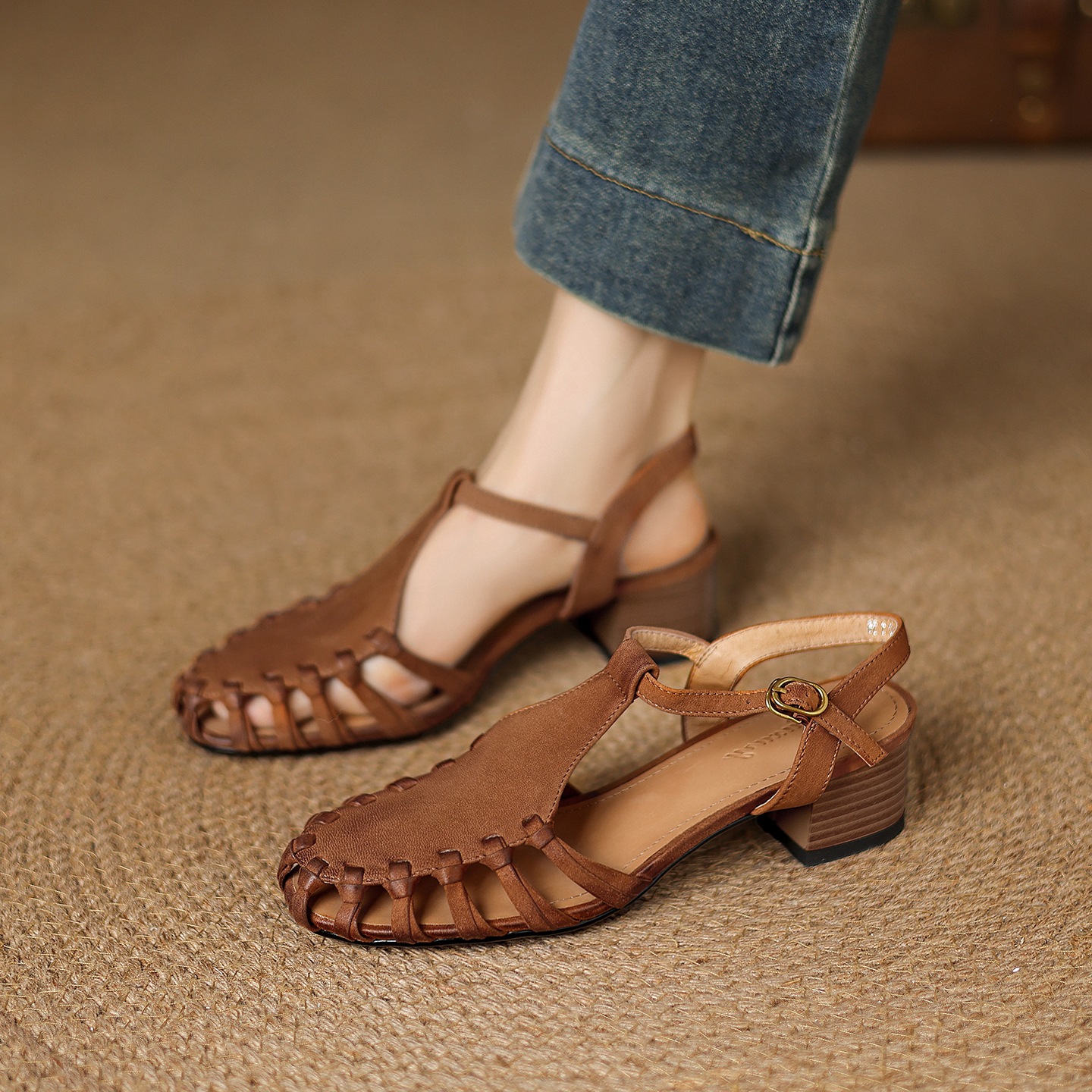 Sandal nữ da cừu mũi nhọn gót vuông quai ngang kiểu La Mã đan rỗng — màu nâu