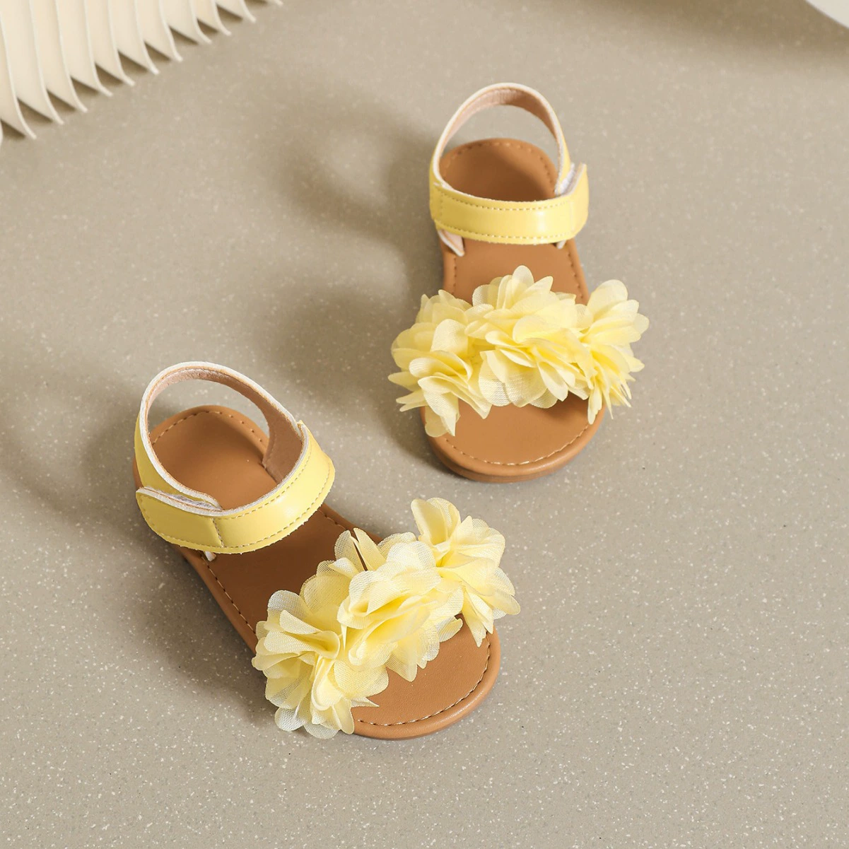 Трансграничная девушка Летние новые цветы милые девушки плоские кроссовки принцессы 2024 модные дикие пляжные сандалии