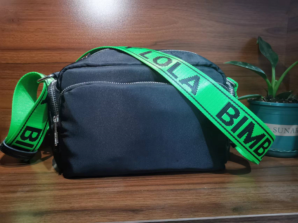 Verde negro con caracteres negros (logotipo plateado)