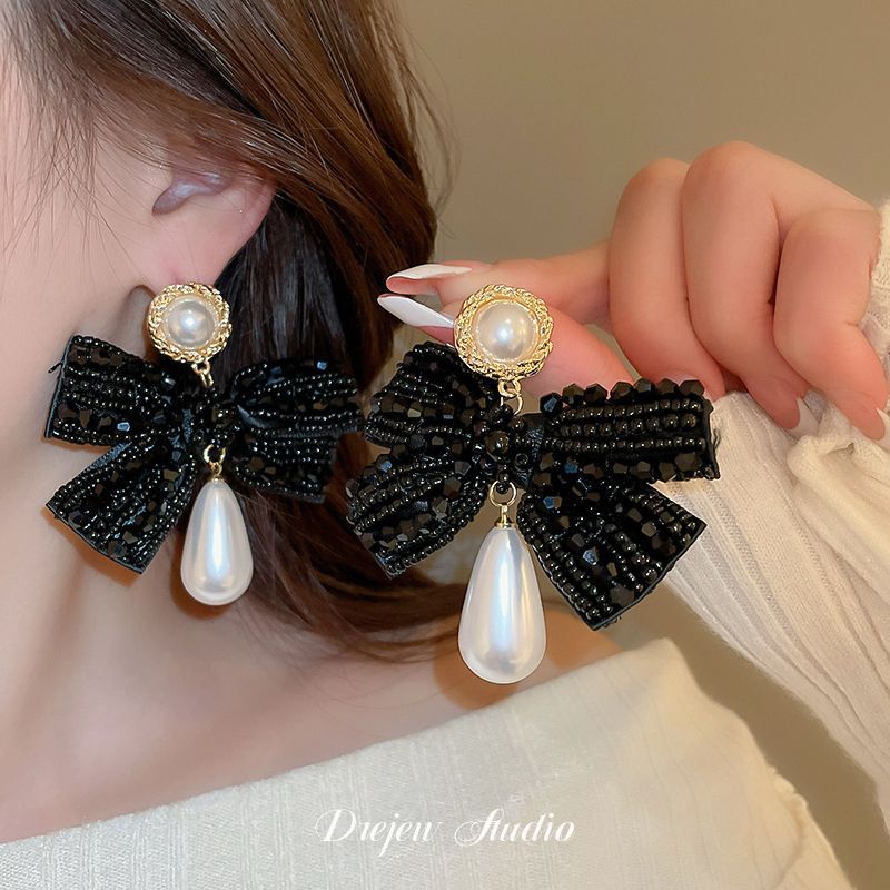 銀の針の黒色の水晶の項の幾何学のピアスの小さい大衆の百合のイヤリングのファッションの気質の軽くて豪華な高級感の耳飾りの卸売り