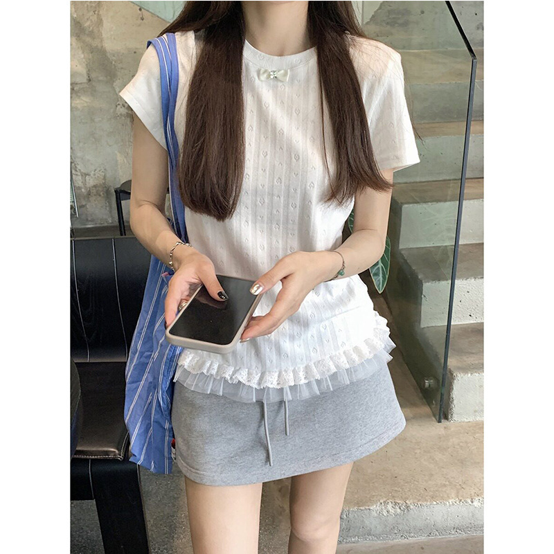 2026 French-Style White Straight-Shoulder T-Shirt for Women, Short-Sleeved Summer Top with Lace Trim at the Hem, Waist-Cinching, Slimming, and Beautiful Blouse 2026 French-Style White Straight-Shoulder T-Shirt for Women, Short-Sleeved Summer Top with Lace Trim at the Hem, Waist-Cinching, Slimming, and Beautiful Blouse