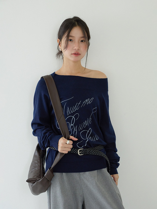 【欧凡】藏青色英文印花露肩长袖针织衫女秋软糯显瘦套头毛衣3212|undefined