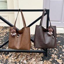 慵懒松弛感托特包女2025新款复古百搭通勤包真皮大包大容量单肩包