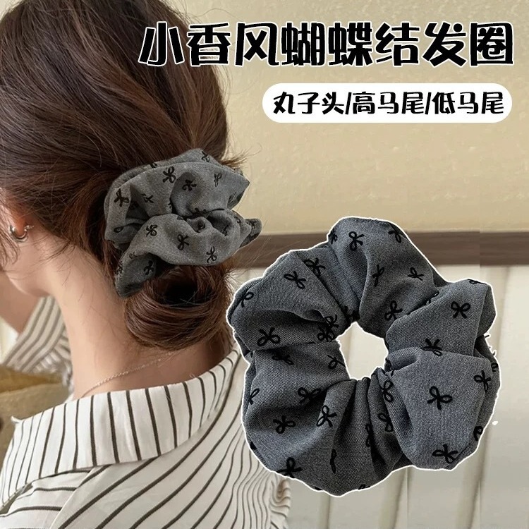 フランス式の黒い灰色の波は蝶結びをつけます。|undefined