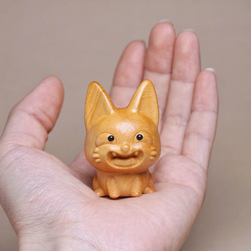崖柏の木彫りは工芸品を飾っています。|undefined