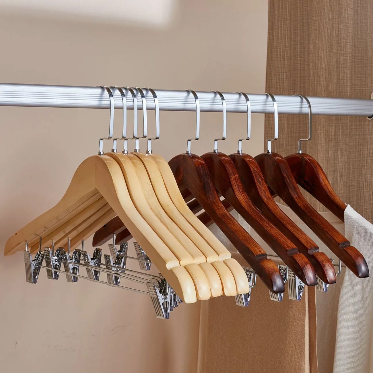 Perchas de madera maciza tienda de ropa hotel ropa de madera antideslizante sin costuras soporte de ropa colgante de madera perchero de madera clip para pantalones al por mayor