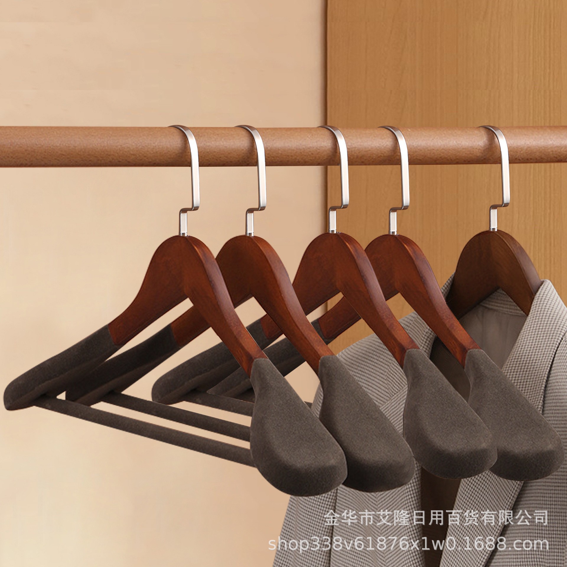 Ancho hombro flocado percha trajes de madera abrigo sin marcas de ropa doméstica adultos sin marcas percha de madera sólida percha al por mayor